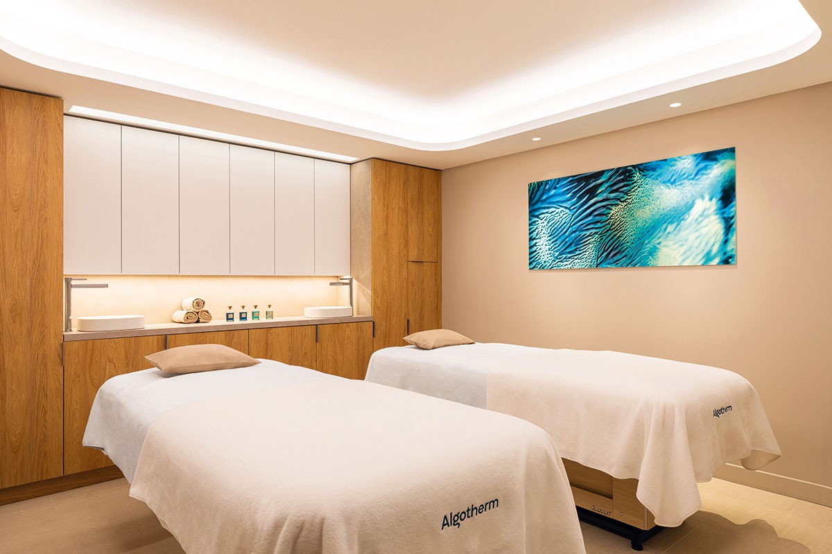 Dans les cabines, la décoration dépouillée de tout artifice offre une esthétique zen. Quelques détails de couleur bleue canard suggèrent l’ADN d’Algotherm : l’Océan.