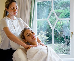 Un enveloppement au jasmin et à la rose face à la Forêt Noire au Bareiss Un enveloppement au jasmin et à la rose face à la Forêt Noire au Bareiss