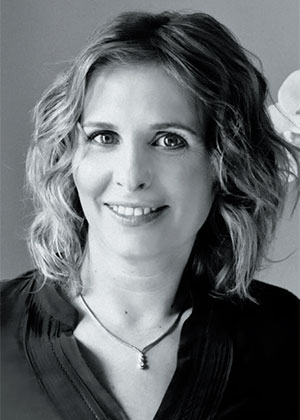 Nathalie Bouchon-Poiroux, créatrice des soins Cinq Mondes et Directrice Formation & Qualité Nathalie Bouchon-Poiroux, créatrice des soins Cinq Mondes et Directrice Formation & Qualité