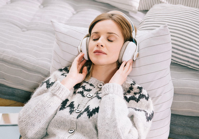 Créée en exclusivité avec la société my Brain Technologies, la cure Voyage Zen bio est une expérience unique et inédite fondée sur l’innovation Melomind d’entraînement cérébral à la relaxation. Renforcé par des soins d’hydrothérapie, des ateliers et des soins spécifiques de rééquilibrage énergétique, le programme de cure Melomind permet d’agir positivement sur le stress directement à la source : le cerveau. Chaque jour, les kinésithérapeutes accompagnent les curistes dans une séance d’entraînement cérébral avec le casque Melomind. Le casque entraine dans un voyage onirique visant à renforcer les capacités naturelles de gestion du stress. Ce programme exclusif à Thalazur Carnac est une solution entièrement personnalisée, guidée et accessible à tous. Melomind, permet de prendre le contrôle de ses émotions et de retrouver sérénité et bien-être du corps et de l’esprit.  thalazur carnac voyage zen bio avec melomind Alliance Pornic : Cure Oligo-Marine stimule l'énergie vitale  En apportant à l’organisme les bienfaits naturels marins, la thalasso régénère profondément et rebooste l’organisme. A Alliance Pornic, les vertus thérapeutiques de l’océan sont au coeur de la nouvelle cure Oligo-Marine, qui a pour objectif la reminéralisation et régénération du corps. Ce veritable concentré d’oligo éléments et de minéraux, propose des soins marins riches en algues, des ampoules de Sérum de Quinton et une alimentation Bio Détox-Marine (une recette à base d’algues à chaque repas). Un cocktail minéral pour retrouver un nouveau soufflé d’énergie. Cette cure comprend un traitement, pendant 10 jours minimum, à base de Sérum de Quinton, ampoule d'eau de mer puisée à plus de 20m dans un vortex au large du Golfe de Gascogne. René Quinton (19ème siècle), figure fondatrice de la thalasso thérapie, découvre que l'eau de mer et le plasma sanguine ont la meme identité qualitative. Indispensables à la vie, ils sont les  Créée en exclusivité avec la société my Brain Technologies, la cure Voyage Zen bio est une expérience unique et inédite fondée sur l’innovation Melomind d’entraînement cérébral à la relaxation. Renforcé par des soins d’hydrothérapie, des ateliers et des soins spécifiques de rééquilibrage énergétique, le programme de cure Melomind permet d’agir positivement sur le stress directement à la source : le cerveau. Chaque jour, les kinésithérapeutes accompagnent les curistes dans une séance d’entraînement cérébral avec le casque Melomind. Le casque entraine dans un voyage onirique visant à renforcer les capacités naturelles de gestion du stress. Ce programme exclusif à Thalazur Carnac est une solution entièrement personnalisée, guidée et accessible à tous. Melomind, permet de prendre le contrôle de ses émotions et de retrouver sérénité et bien-être du corps et de l’esprit.  thalazur carnac voyage zen bio avec melomind Alliance Pornic : Cure Oligo-Marine stimule l'énergie vitale  En apportant à l’organisme les bienfaits naturels marins, la thalasso régénère profondément et rebooste l’organisme. A Alliance Pornic, les vertus thérapeutiques de l’océan sont au coeur de la nouvelle cure Oligo-Marine, qui a pour objectif la reminéralisation et régénération du corps. Ce veritable concentré d’oligo éléments et de minéraux, propose des soins marins riches en algues, des ampoules de Sérum de Quinton et une alimentation Bio Détox-Marine (une recette à base d’algues à chaque repas). Un cocktail minéral pour retrouver un nouveau soufflé d’énergie. Cette cure comprend un traitement, pendant 10 jours minimum, à base de Sérum de Quinton, ampoule d'eau de mer puisée à plus de 20m dans un vortex au large du Golfe de Gascogne. René Quinton (19ème siècle), figure fondatrice de la thalasso thérapie, découvre que l'eau de mer et le plasma sanguine ont la meme identité qualitative. Indispensables à la vie, ils sont les