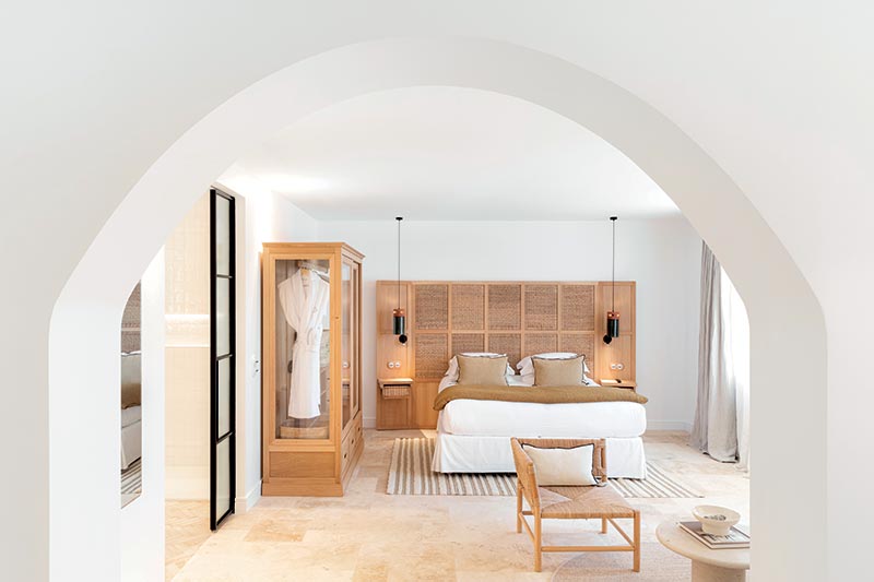 Sur les 49 chambres et suites de l’ensemble du Couvent, la partie historique en accueille à elle seule 34, dont l’une en duplex qui a élu domicile dans le Clocher. En matière de décoration, les maîtres-mots sont élégance, simplicité et naturel pour un raffinement à la provençale revisité.