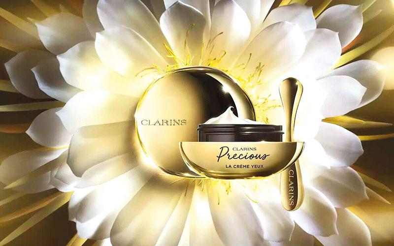 Composé de 5 produits et d’un outil applicateur, Clarins Precious est la nouvelle gamme premium anti-âge de Clarins. De 115 € à 385 €. Accessoire : 60 €.