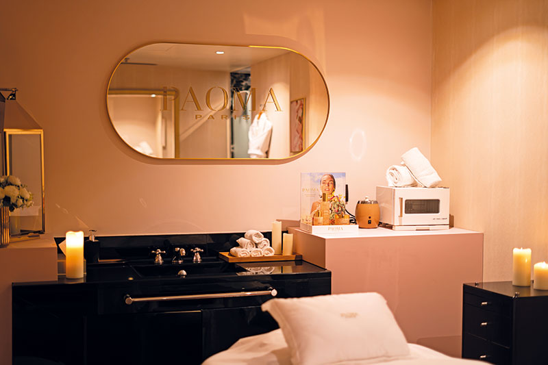 Paoma s’est installée à l’hôtel***** Le Collectionneur à Paris depuis novembre dernier.