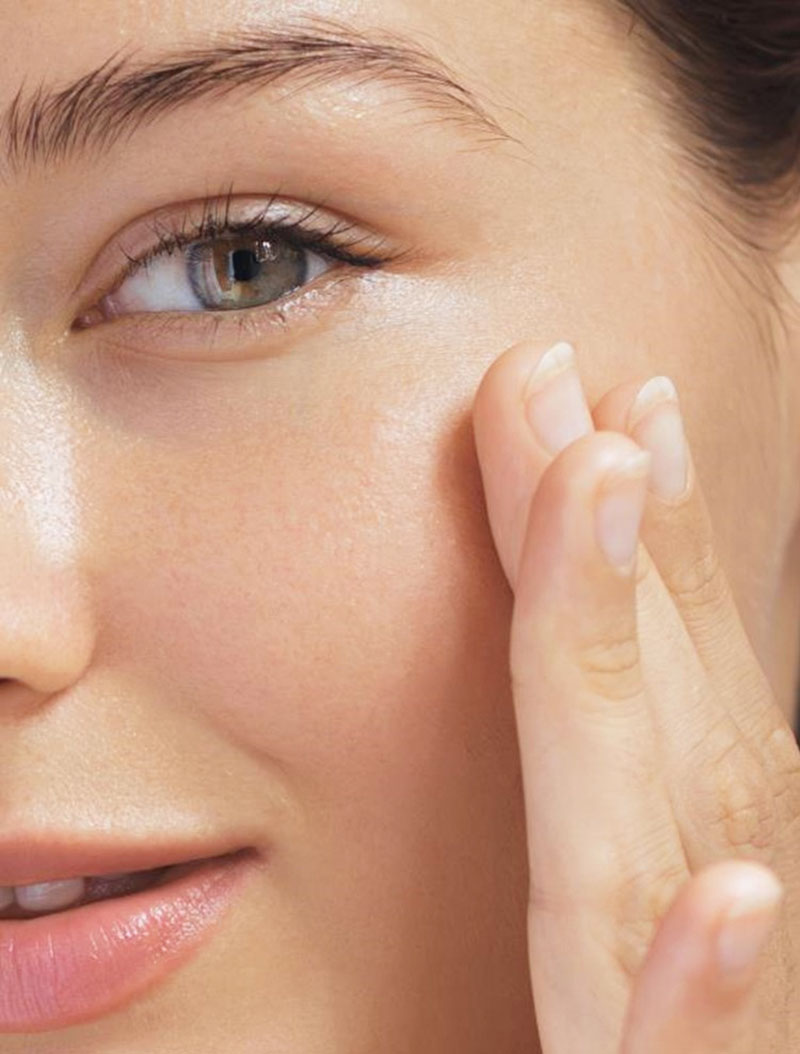 Le soin Flash D-Tox est un protocole express qui combine un modelage relaxant et désincrustant pour aider la peau à se détoxifier et à retrouver son éclat.