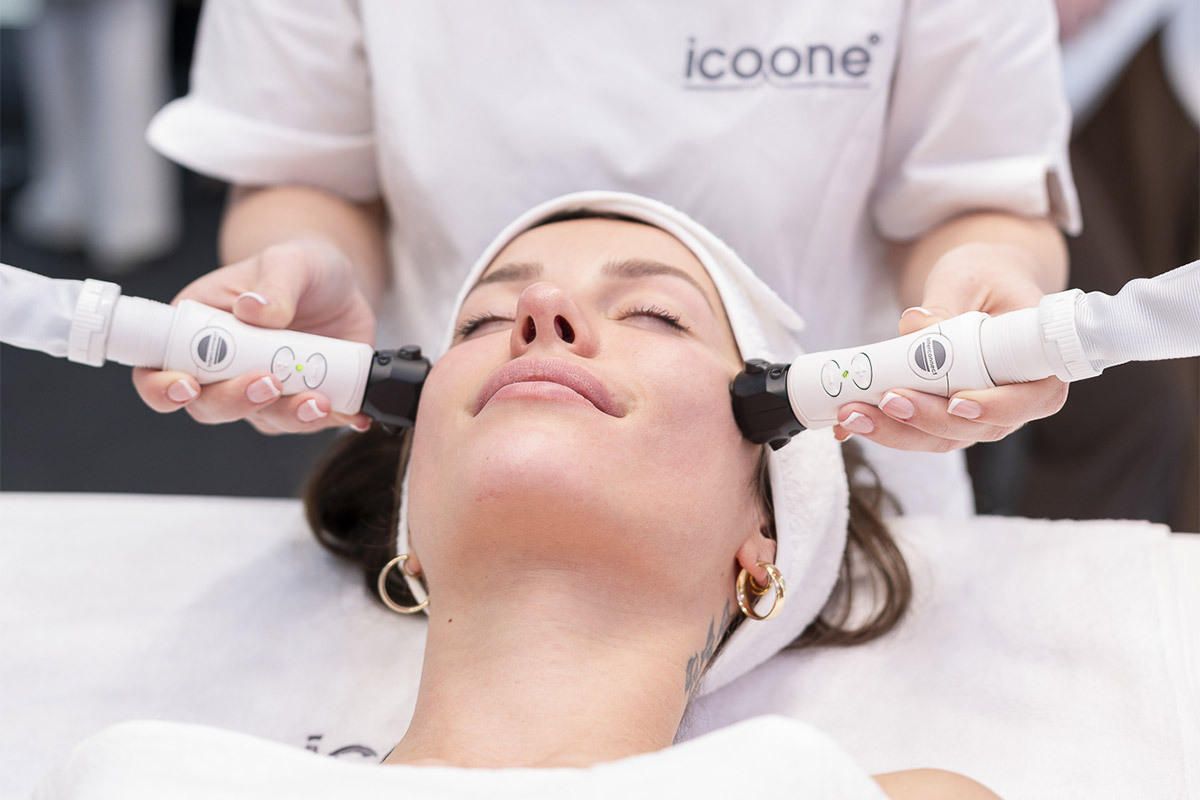 Le Microfacial s’appuie sur la méthode brevetée Roboderm® développée par icoone® qui fournit une Micro-Stimulation tissulaire avec un mouvement multidirectionnel respectueux de l’anatomie de la peau. Cela permet une stimulation intense et précise de chaque millimètre de la peau.