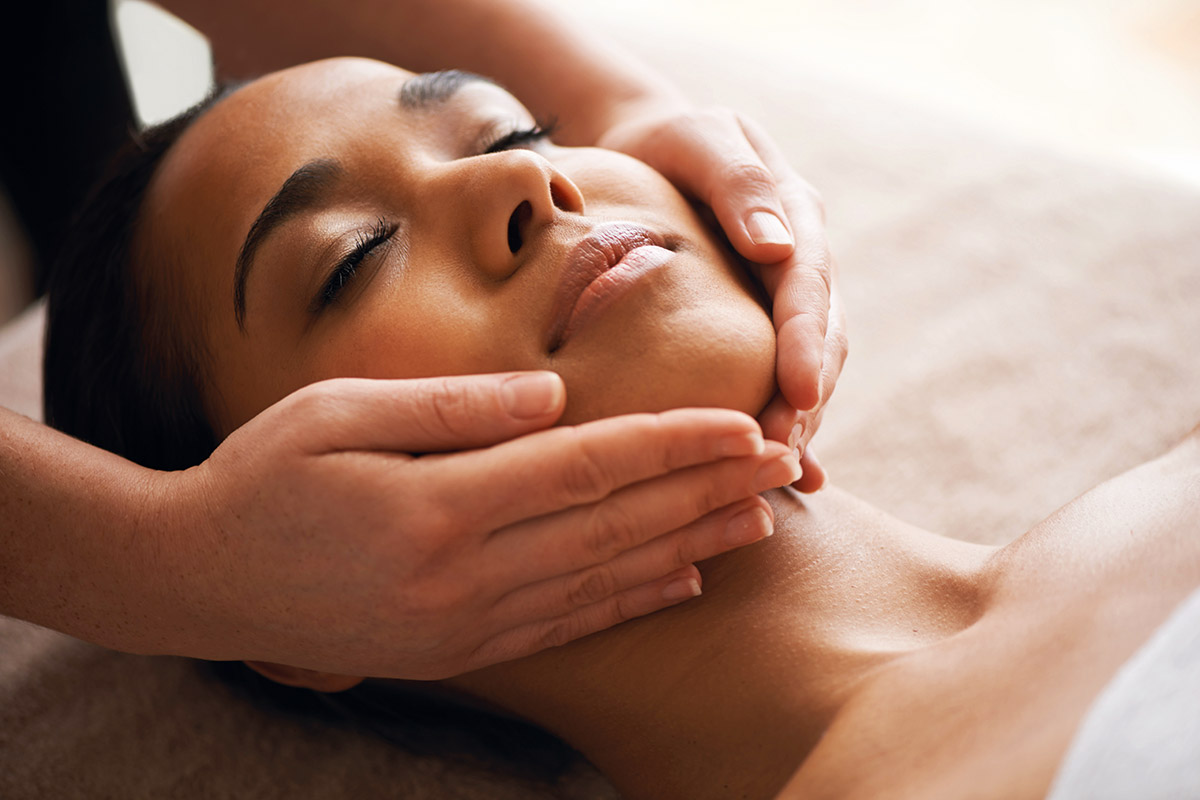 Les équipes d’Académie Scientifique de Beauté se sont appuyées sur les neurosciences pour développer une gestuelle exclusive, destinée à leurs établissements partenaires. Conçue pour apaiser les tensions émotionnelles, réduire le stress et favoriser la (re)connexion entre le corps et l’esprit, cette gestuelle est désormais au cœur de chaque soin visage signé Académie Scientifique de Beauté.