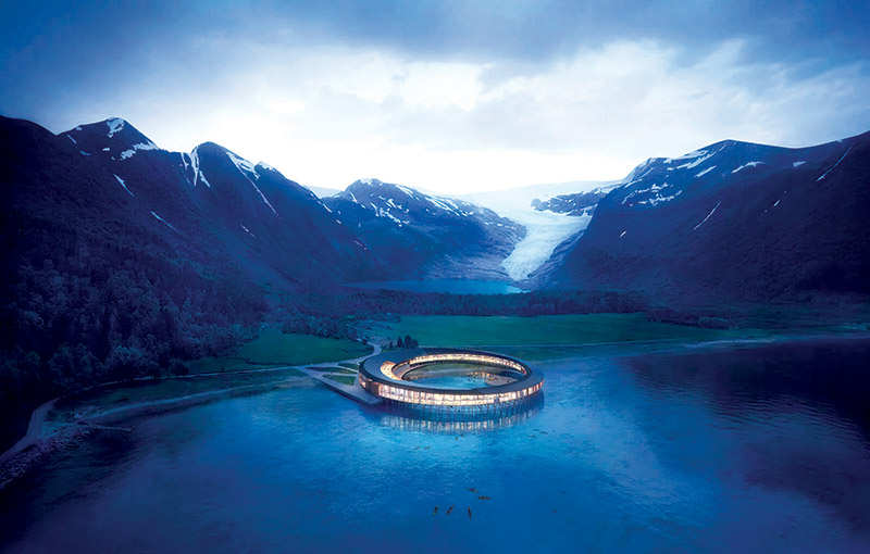 Avec ses 26 resorts dans le monde, la marque Six Senses, pionnière dans les engagements RSE, a axé son identité sur l'hôtellerie de luxe écoresponsable, à l’image du Six Senses Svart, un hôtel futuriste de luxe et 100 % écoresponsable, situé au cœur d’un fjord norvégien. © Photo Snohetta Plompmozes