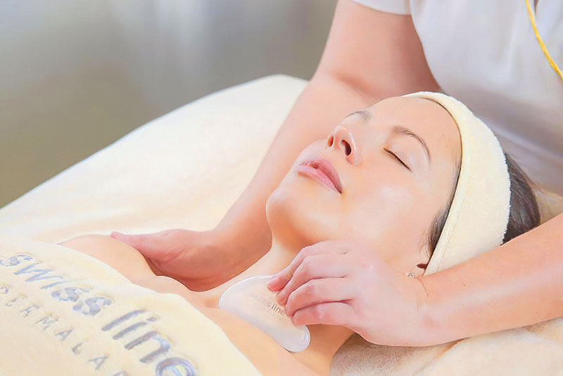 L’expérience Swissline by Dermalab, que ce soit en cabine ou à domicile, repose sur une approche holistique, combinant des soins ciblés qui ne se limitent pas aux problèmes visibles. Ces soins soutiennent les systèmes naturels de la peau grâce à des formules riches en collagène et en principes actifs, traitant notamment l'inflammation silencieuse de la peau.